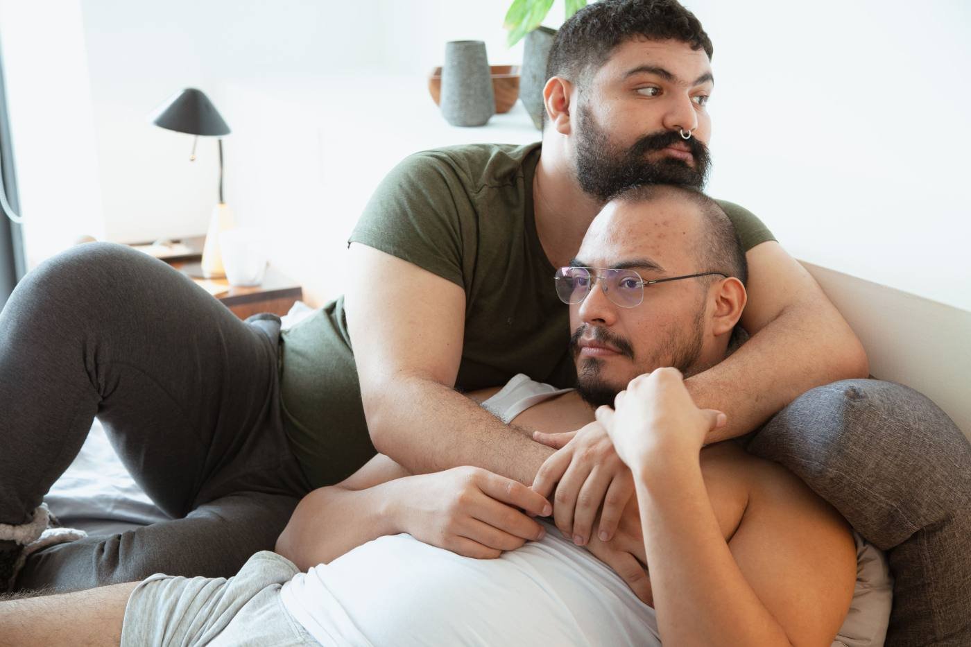 Kranus Edera: Man couple on bed