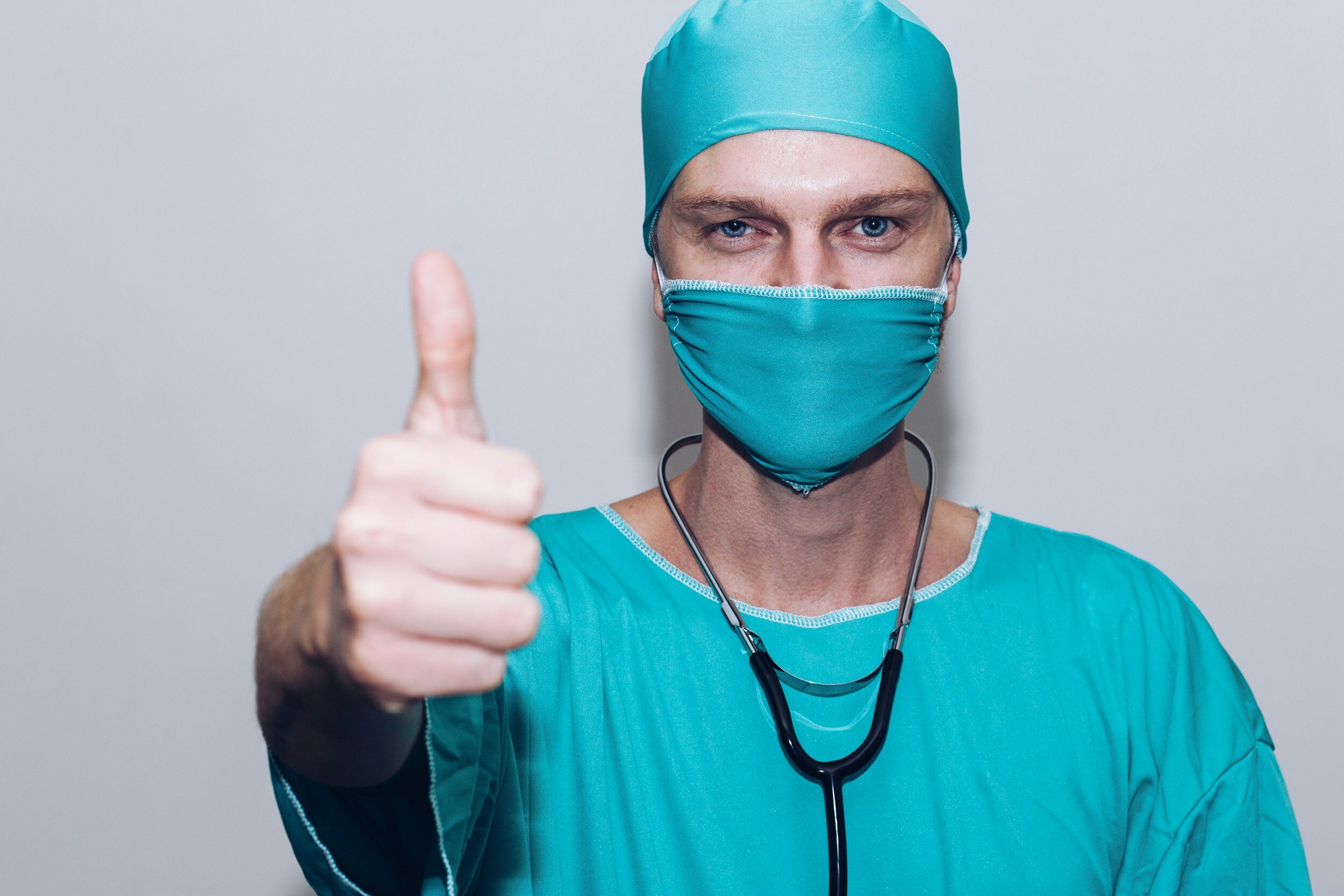Kranus Health: Männlicher Arzt mit Daumen hoch