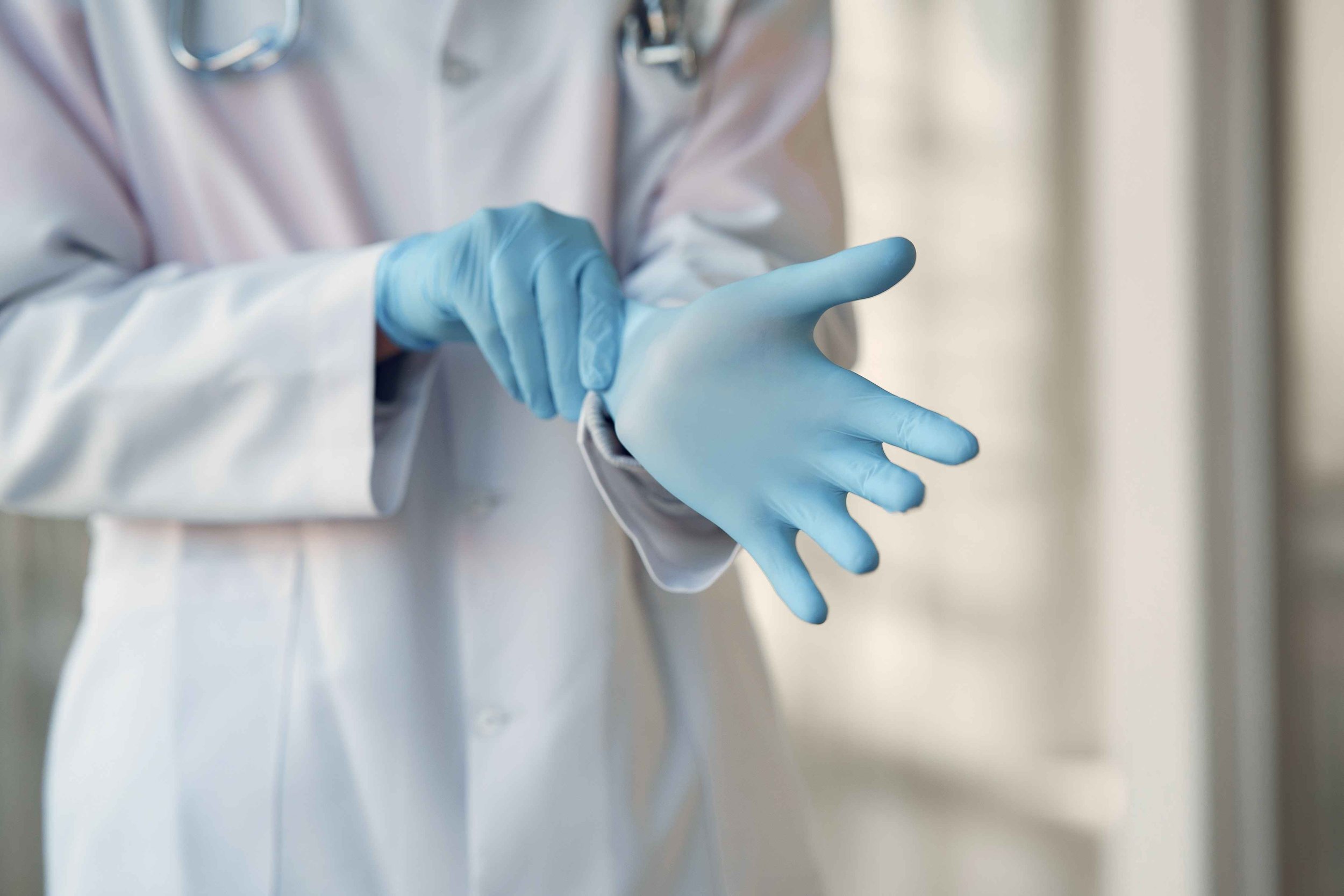 Kranus Edera Arzt Hände OP-Handschuhe