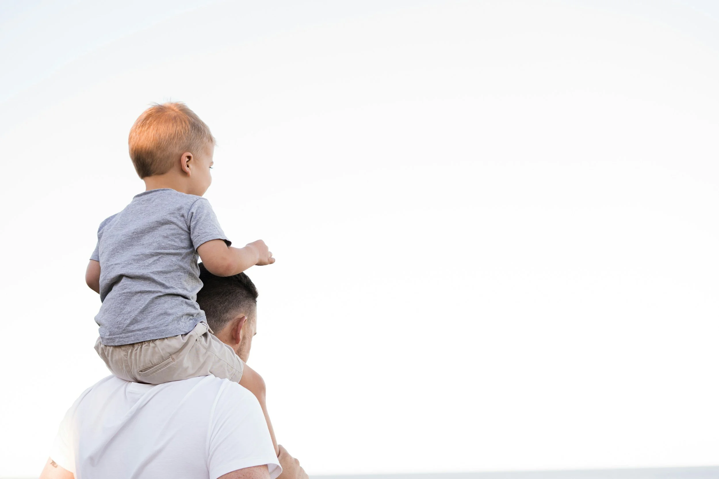 Kranus Health: Mann mit Sohn auf den Schultern