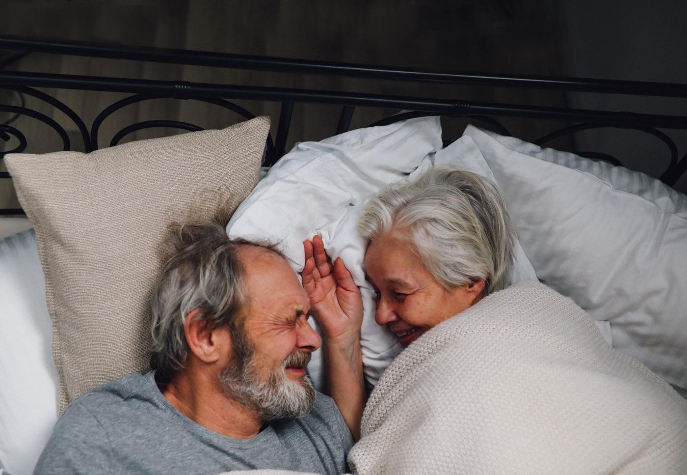 Kranus Edera: Älteres Pärchen im Bett