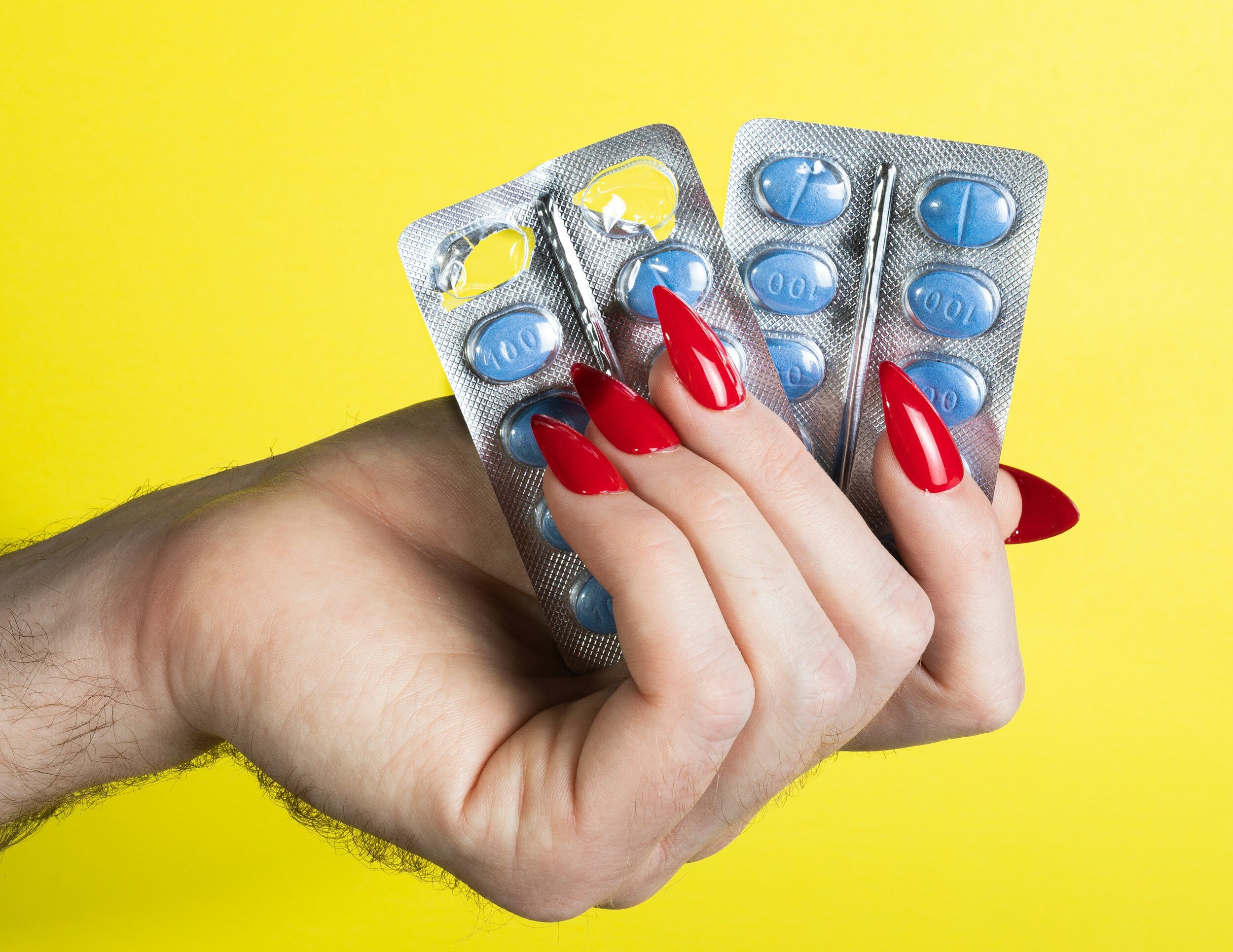 Kranus Health: Frau die Viagra Pillen in der Hand hält