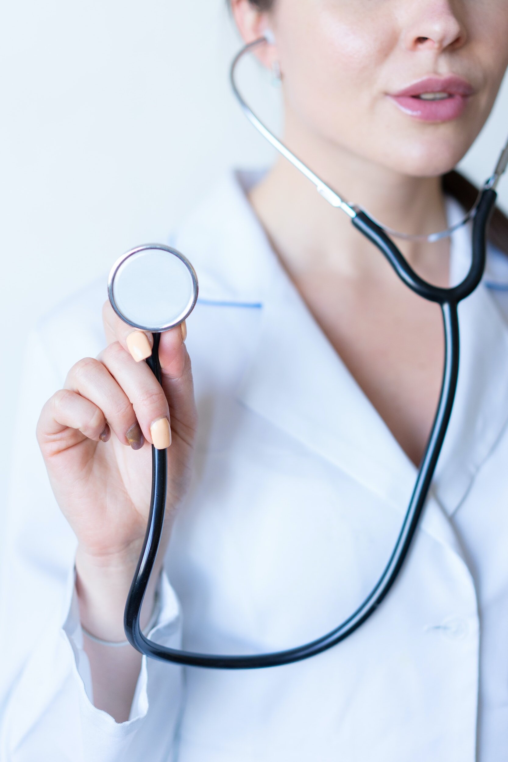 Kranus Health: Ärztin im weißen Kittel