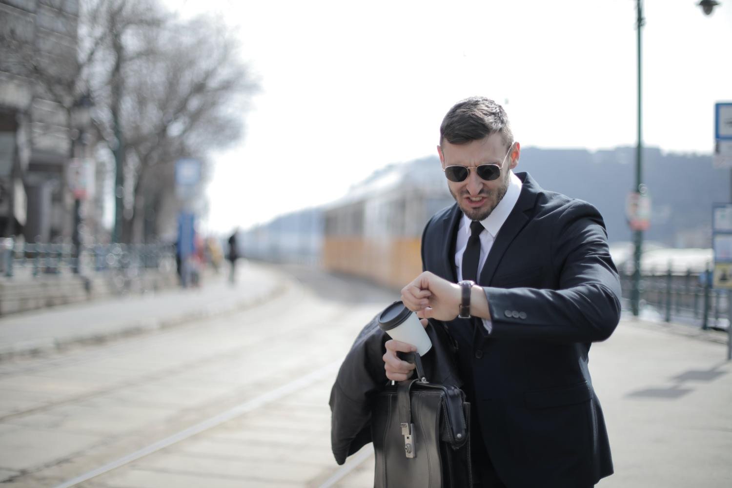 Kranus Edera: Business man looking at his watch