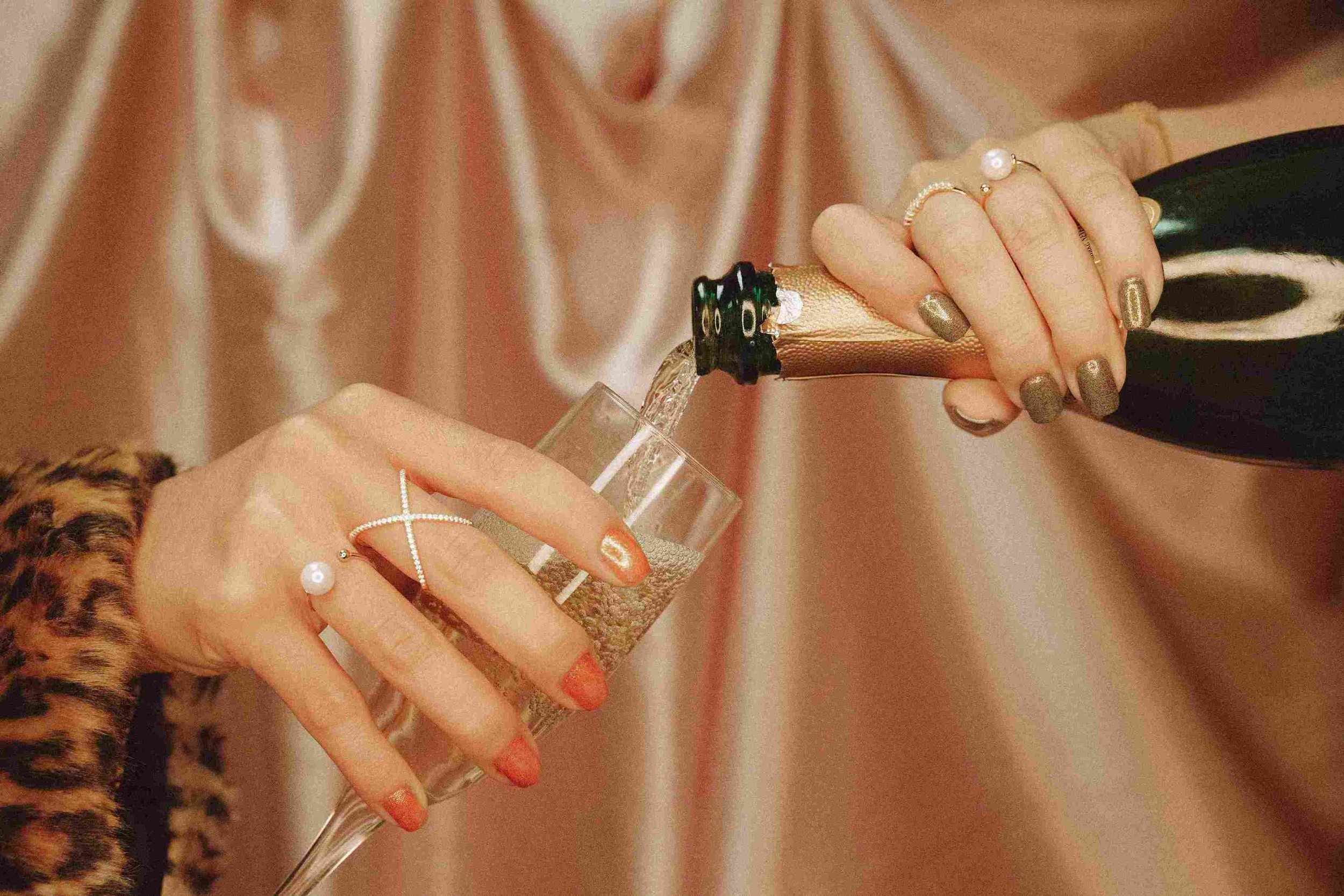 Kranus Lutera: Woman hands with holding bubbly water