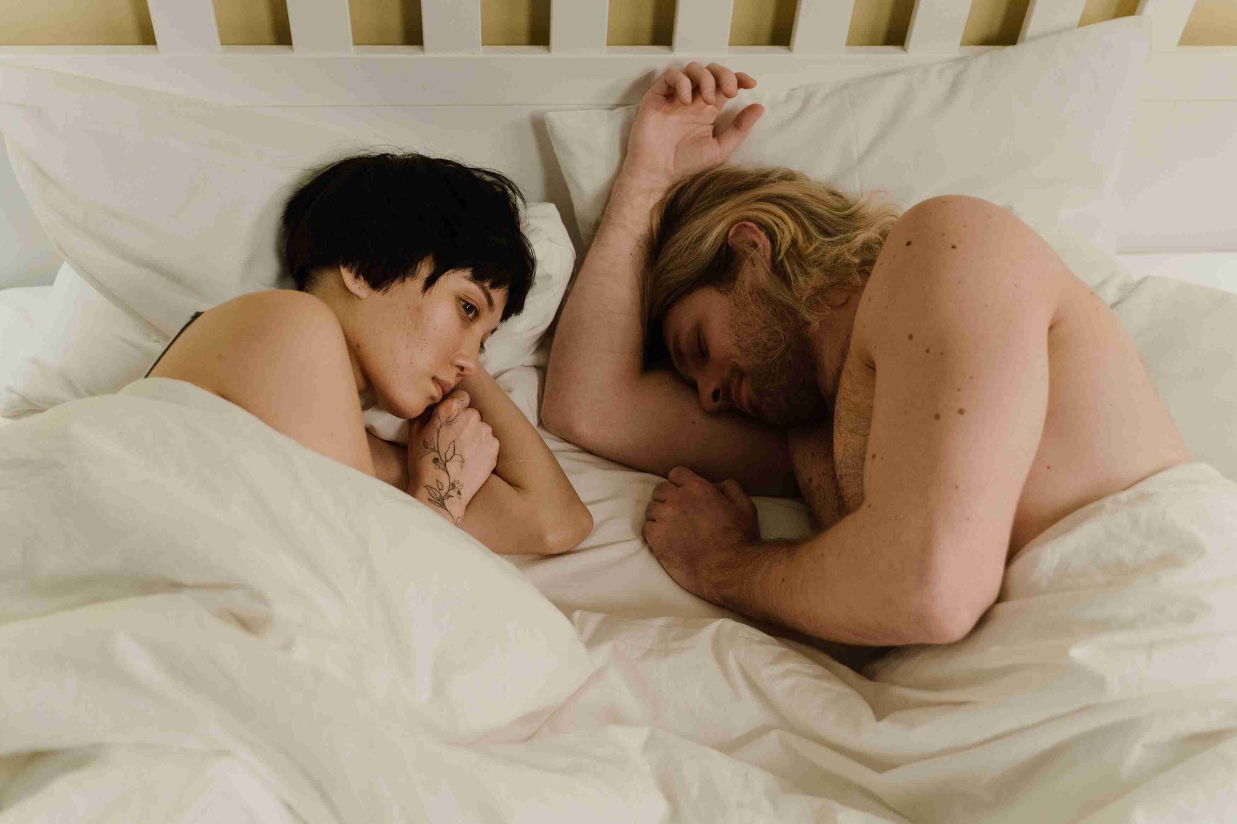 Kranus Edera: Frustriertes Paar im Bett