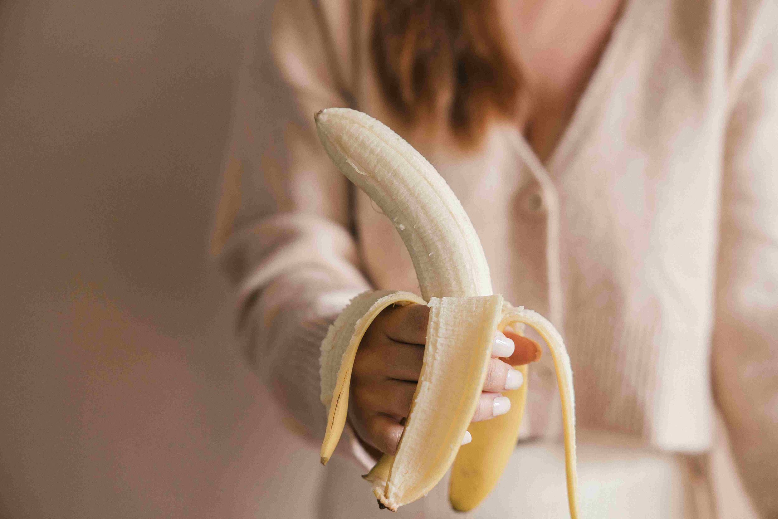 Kranus Edera: Frau mit Banane in der Hand
