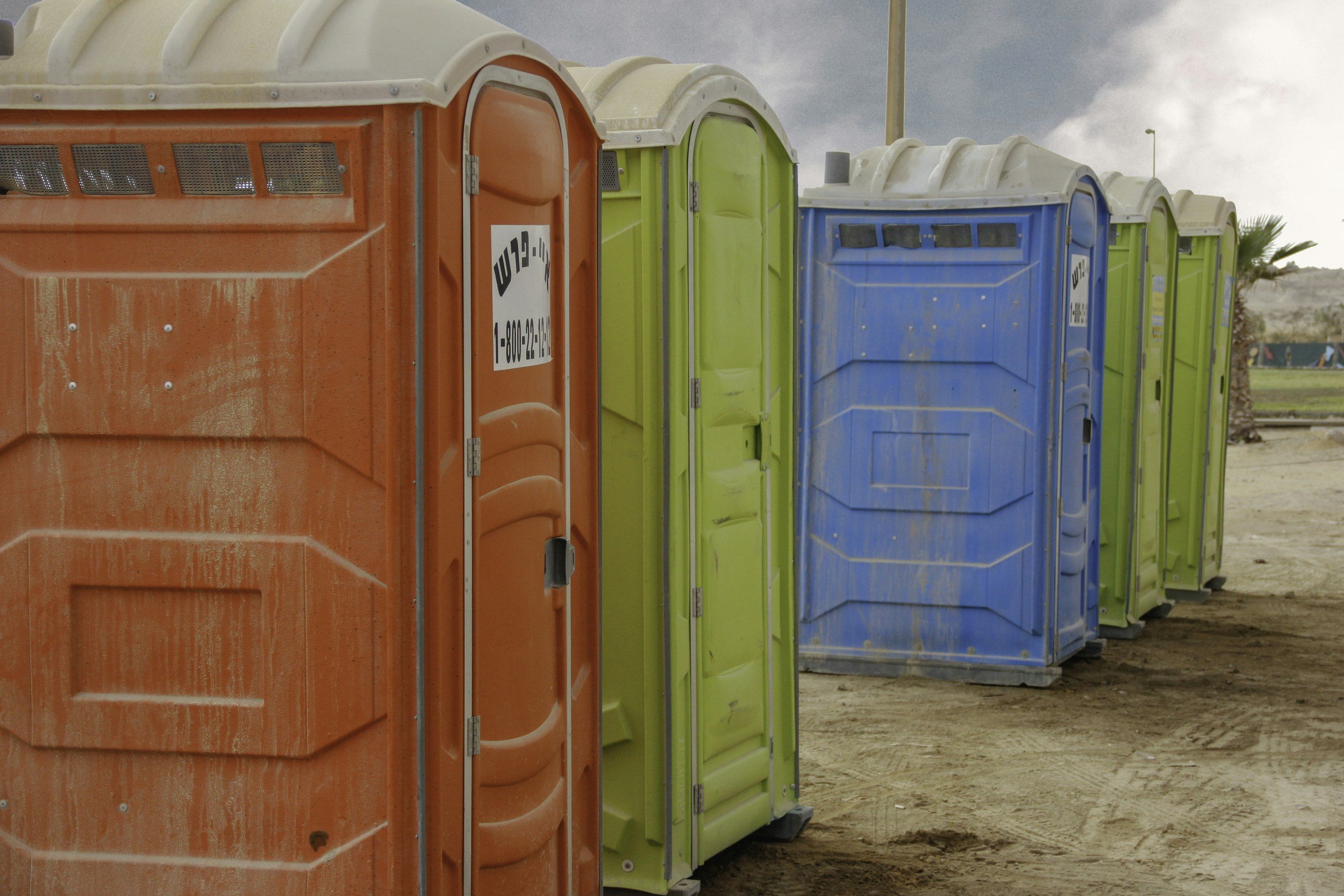 Kranus Lutera: Bunte Dixie Toiletten